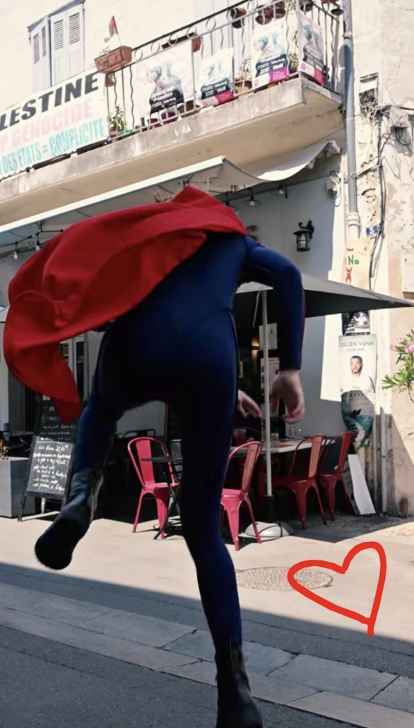 Image inaudible de Supermaurice taguant un coeur